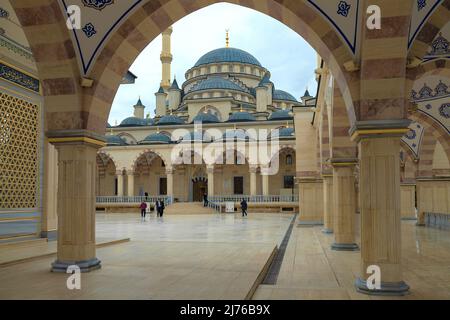 GROSNY, RUSSLAND - 30. SEPTEMBER 2021: Auf dem Gebiet der Moschee "Herz Tschetscheniens". Grosny Stockfoto