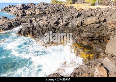 Wellen schlagen gegen die vulkanische Küste von Mahukona Beach, Mahukona Beach State Park, Waimea, Hawaii Island, Hawaii, USA Stockfoto