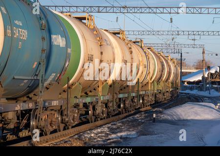 SHARYA, RUSSLAND - 19. MÄRZ 2022: Eisenbahntanks für den Transport von Erdölprodukten an einem sonnigen Märzabend. Sharya Station, Northern Railway Stockfoto