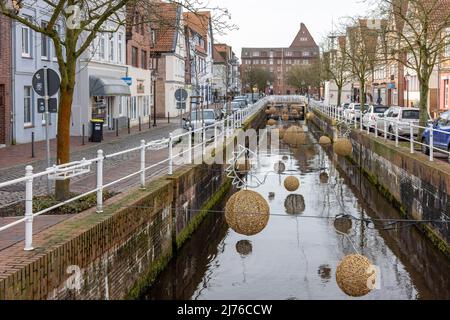 Blick auf die Altstadt von Buxtehude mit der Westfleet und dem Wehr tagsüber Stockfoto