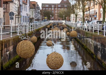 Blick auf die Altstadt von Buxtehude mit der Westfleet und dem Wehr tagsüber Stockfoto