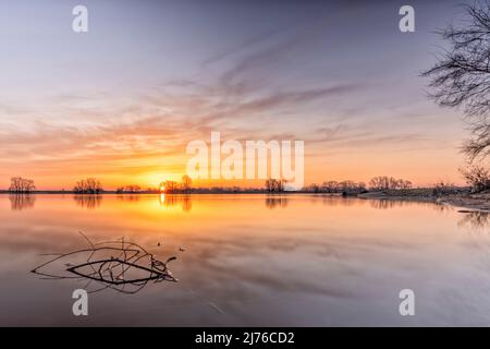 Sonnenaufgang über der Elbe bei Bleckede im niedersächsischen Elbtal Stockfoto