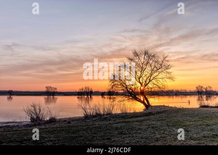 Sonnenaufgang über der Elbe bei Bleckede im niedersächsischen Elbtal Stockfoto