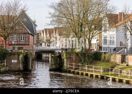 Blick auf die Altstadt von Buxtehude mit der Westfleet und dem Wehr tagsüber Stockfoto