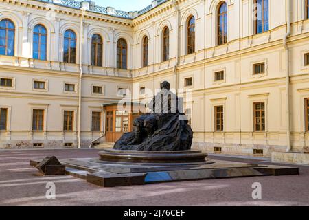 GATCHINA, RUSSLAND - 17. APRIL 2022: Blick auf das Denkmal des russischen Kaiser Alexander III. Auf dem Arsenalplatz des Gatchina-Palastes Stockfoto