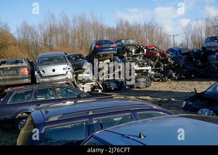 Deutschland, Bayern, Oberbayern, Altötting, Autokauf, Altautos, gestapelt Stockfoto