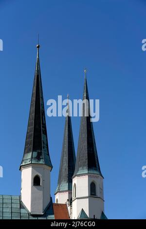 Deutschland, Bayern, Oberbayern, Altötting, Kapellplatz, Drei Kirchtürme, Doppeltürme der Stiftskirche St. Philipp und Jakob und Turm der St. Kapelle, Detail Stockfoto