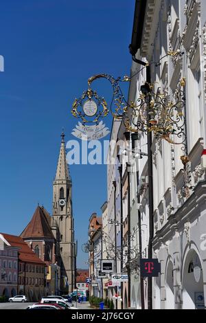 Deutschland, Bayern, Oberbayern, Landkreis Altötting, Neuötting, Stadtplatz, Ludwigstraße, Pfarrkirche St. Nikolaus, Häuserzeile, schmiedeeisernes Zunftschild Stockfoto