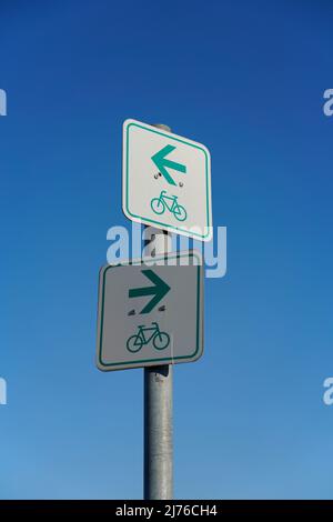 Deutschland, Bayern, Oberbayern, Landkreis Altötting, Radweg, Wegweiser, Informationsschild Stockfoto
