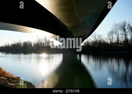 Deutschland, Bayern, Oberbayern, Landkreis Altötting, Neuötting, highway A94, Brücke über den Inn, 470m, von unten gesehen Stockfoto