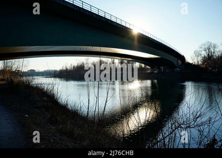 Deutschland, Bayern, Oberbayern, Landkreis Altötting, Neuötting, highway A94, Brücke über den Inn, 470m, von unten gesehen Stockfoto