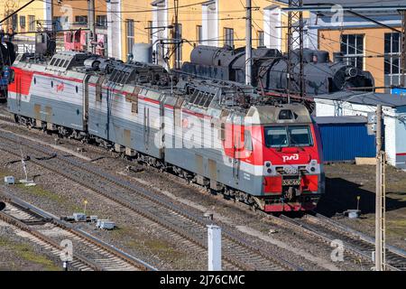 SANKT PETERSBURG, RUSSLAND - 26. AUGUST 2020: Russische DC-Elektrolokomotive 3ES4K 'Donchak' im Lokomotivdepot TChR-7 an einem sonnigen Apriltag Stockfoto