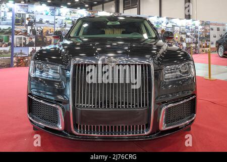 ST. PETERSBURG, RUSSLAND - 23. APRIL 2022: Russische Luxuslimousine AURUS Senate auf der Oldtimer Gallery. Vorderansicht Stockfoto