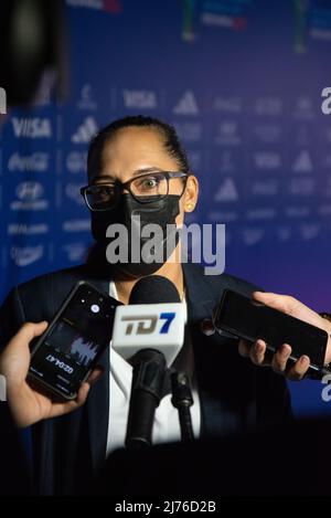 SAN JOSE, Costa Rica: Amelia Valverde, Trainerin der Costa Rica Women’s National Team, wurde vor der offiziellen Verlosung der von den Medien interviewt Stockfoto