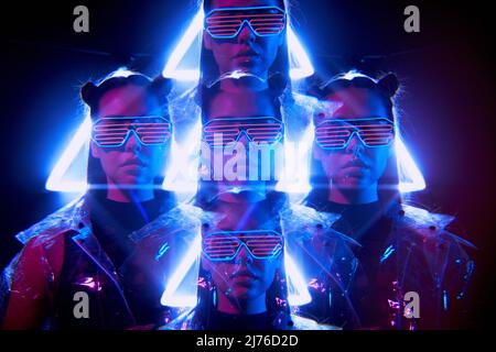 Wiederholende Foto-Animation Wirkung von Cyber-Mädchen tragen LED-Brille und Vinyl-Jacke im Neonlicht stehen Stockfoto