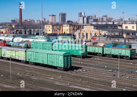SANKT PETERSBURG, RUSSLAND - 26. AUGUST 2020: Blick auf das Reparaturdepot der Lokomotive TChR-7 vom Bahnhof St. Petersburg-Sortirovochny-Moskovsky auf einer Su Stockfoto