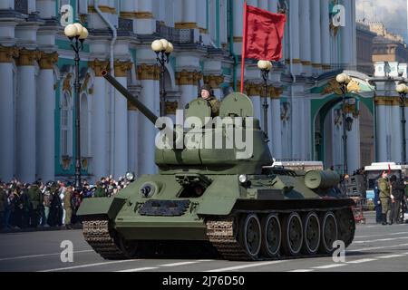 SANKT PETERSBURG, RUSSLAND - 28. APRIL 2022: Sowjetischer Panzer T-34 aus der Zeit des Zweiten Weltkriegs aus der Nähe. Probe der Siegesparade auf dem Palastplatz Stockfoto