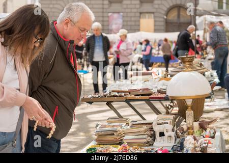 Lviv, Ukraine - 1. Mai 2022 : Menschen einkaufen in der Garage Verkauf, bying verschiedene Antiquitäten auf Flohmarkt Vernisazh. Sammlerstücke Erinnerungsstücke Konzept Stockfoto