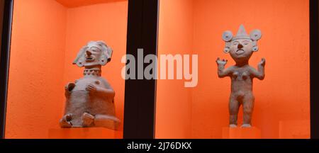 Rechts: Weibliche Figur von Xipe (Colima), links wahrscheinlich Tonatzin (Veracruz). Rufino Tamayo Museum für Archäologie, Oaxaca-Stadt Stockfoto