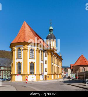 Deutschland, Suhl, die lutherische Kreuzkirche wurde von 1731 bis 1739 erbaut. Die Fassade des sechsachsigen Kirchenschiffs ist durch zweigeschossige Rundbogenfenster und Pilaster geteilt. Rechts die Kapelle zum Heiligen Kreuz Stockfoto