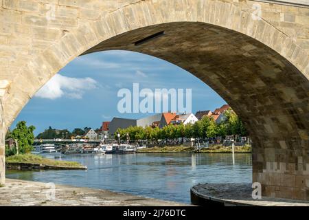 Deutschland, Regensburg, Blick von der Steinbrücke über die Donau zum Haus der Bayerischen Geschichte Stockfoto