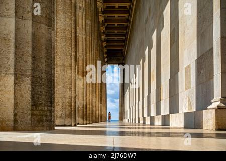 Deutschland, Donaustauf, in der Walhalla-Gedenkstätte bei Donaustauf im Kreis Regensburg werden seit 1842 bedeutende Persönlichkeiten mit Marmorbüsten oder Gedenktafeln geehrt. Das Denkmal ist nach Valhalla benannt, der Halle der Gefallenen in der nordischen Mythologie. Architekt war Leo von Klenze. Stockfoto