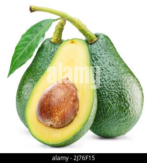 Zwei große Avocados und Avocado-Kreuzschnitt mit Samen auf weißem Hintergrund. Datei enthält Beschneidungspfad. Stockfoto