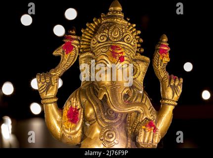 Idol des indischen gottes lord ganesha mit Bokeh Hintergrund. Gott mit Elefantengesicht Stockfoto