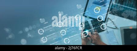 Draufsicht Business Developer Hand mit Kanban Board Framework auf virtuellem modernen Computer zeigt Innovation Agile Softwareentwicklung Lean Project ma Stockfoto