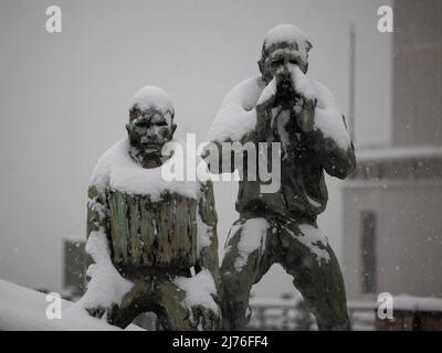 NEW YORK, NY – 1. Februar 2021: Das American Merchant Mariners’ Memorial wird während eines Wintersturms im Battery Park von Manhattan gesehen. Stockfoto