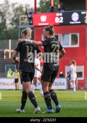 Lea Schueller (11 FC Bayern München) und Karolina Lea Vilhjalmsdottir (23 FC Bayern München) feiern im Ulrich-Haberland-Stadion in Leverkusen, Deutschland, Tatjana Herzberg/SPP, ihren Mannschaften den dritten Treffer beim Bundesliga-Spiel der Frauen zwischen Bayer 04 Leverkusen und dem FC Bayern München Stockfoto