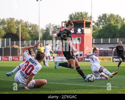 Karolina Lea Vilhjalmsdottir (23 FC Bayern München) im Einsatz beim Bundesliga-Spiel der Frauen zwischen Bayer 04 Leverkusen und dem FC Bayern München im Ulrich-Haberland-Stadion in Leverkusen, Deutschland Tatjana Herzberg/SPP Stockfoto