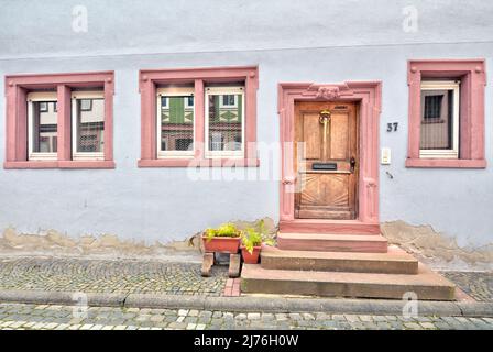 Hausfront, Haustür, Fenster, Blick auf die Stadt, Herbst, Rothenfels, Main-Spessart, Franken, Bayern, Deutschland, Europa Stockfoto