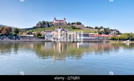 Blick über den Main, Klosterkirche, St.Burkard, Festung Marienberg, Herbst, Würzburg, Franken, Bayern, Deutschland, Stockfoto