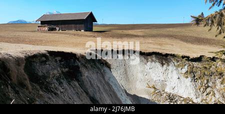 Moränenschotter aus dem Isargletscher, geomorphologische Besonderheit des alpinen Gebietes, Wiese, Scheune, Abgrund, Ortsname "DIE LEBENSGEFAHR". Stockfoto