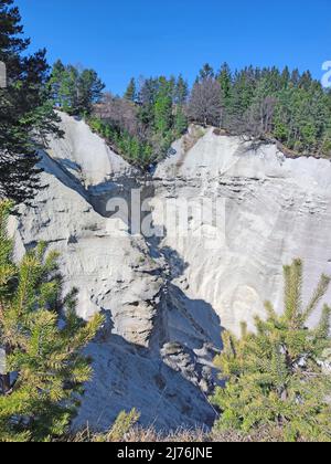 Moränenschotter aus dem Isargletscher, Wald, Abgrund, geomorphologische Besonderheit des Alpengebietes, Ortsname 'DIE LEBENSGEFAHR' Stockfoto