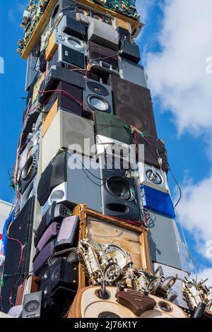 Wien, interaktive Klangskulptur 'TONSPUR on Site' des Künstlers Benoit Maubrey, eine Pestsäule aus recycelter Elektronik, vor dem Gebäude der WKO Wien (Wirtschaftskammer Österreich) im Jahr 02. Bezirk Leopoldstadt, Österreich Stockfoto