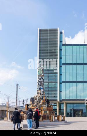 Wien, interaktive Klangskulptur 'TONSPUR on Site' des Künstlers Benoit Maubrey, eine Pestsäule aus recycelter Elektronik, vor dem Gebäude der WKO Wien (Wirtschaftskammer Österreich) im Jahr 02. Bezirk Leopoldstadt, Österreich Stockfoto