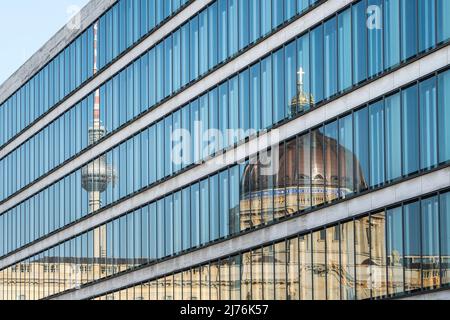 Berlin, Werderscher Markt, Auswärtiges Amt, Glasfassade, Spiegelstadtpalast und Fernsehturm Stockfoto