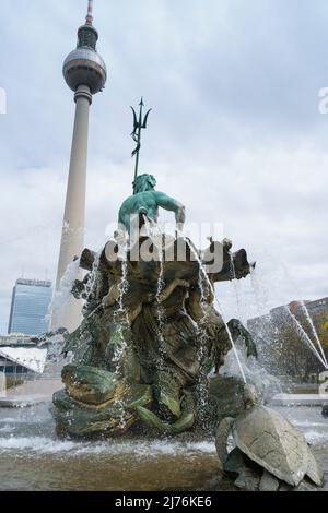 Berlin, Mitte, Neptunbrunnen, Neptun mit Dreizack, im Hintergrund Fernsehturm Stockfoto