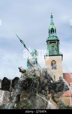 Berlin, Mitte, Neptunbrunnen, Neptun mit Dreizack, im Hintergrund Marienkirche Stockfoto