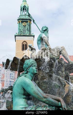 Berlin, Mitte, Neptunbrunnen, Bronzefiguren, im Hintergrund St. Mary's Church Stockfoto