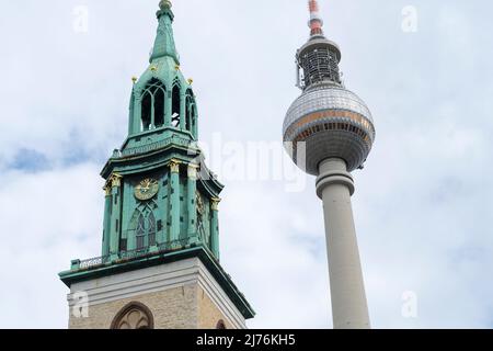 Berlin, Altstadt, Marienkirche und Fernsehturm, Kontrast Stockfoto