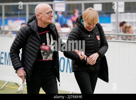 People Before Profits Eamonn McCann mit Partner Goretti Horgan im Wahlzentrum der nordirischen Versammlung in der Meadowbank Sports Arena in Magherafelt in Co County Londonderry. Bilddatum: Freitag, 6. Mai 2022. Stockfoto