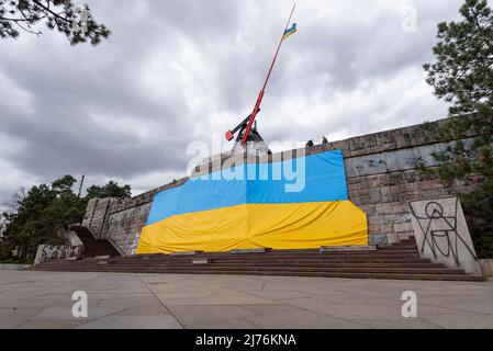 Ukrainische Flagge hängt am ehemaligen Stalin-Denkmal in Prag, Tschechische Republik Stockfoto