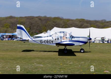 Das intelligente silberne Ultraleichtflugzeug Eurostar EV-97 G-CECY kommt auf dem Flugplatz Popham in Hampshire England an, um an dem jährlichen Einflug von Ultraleichtflugzeugen teilzunehmen Stockfoto