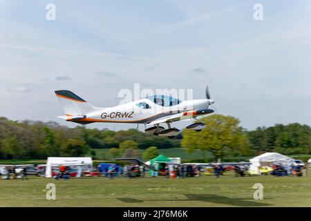 Smart White CZAW Sportscruiser Flugzeug G-CRWZ verlässt Popham Flugplatz in der Nähe von Basingstoke in Hampshire nach der Teilnahme an der jährlichen Ultraleichtflug Stockfoto