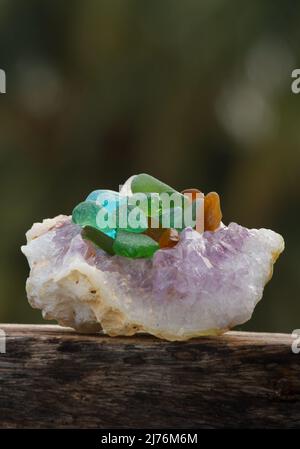 Verschiedene Arten von Seeglassteinen auf Amethyst-Schale Stockfoto