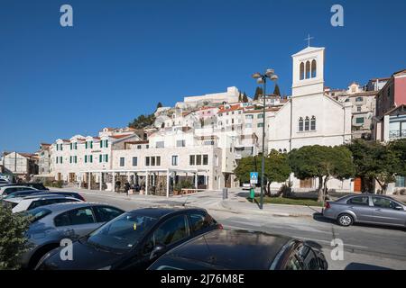 Blick auf Sibenik, Restaurants und die Kirche St. Dominic und im Hintergrund die Festung, Sibenik, Sibenik-Knin Gespanschaft, Kroatien, Europa Stockfoto