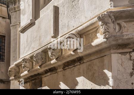 Steinköpfe als Dekoration an der Fassade der Kathedrale von St. Jakob, UNESCO-Weltkulturerbe, Sibenik, Gespanschaft Sibenik-Knin, Kroatien, Europa Stockfoto
